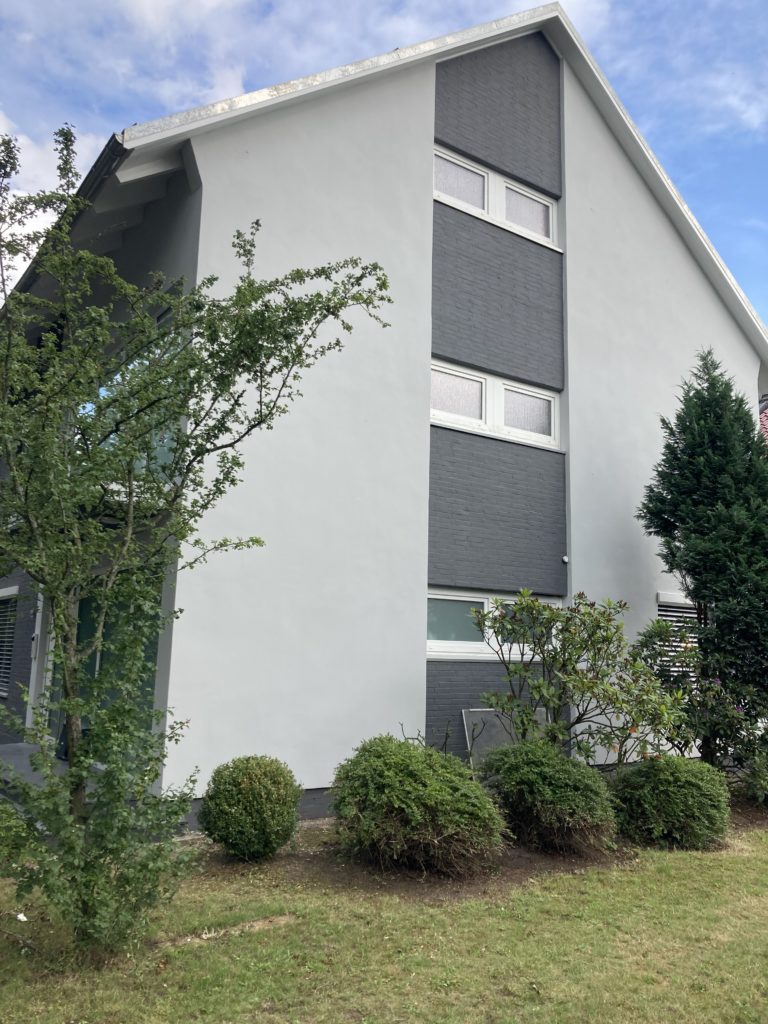 Malermeister Petersen bei der Arbeit